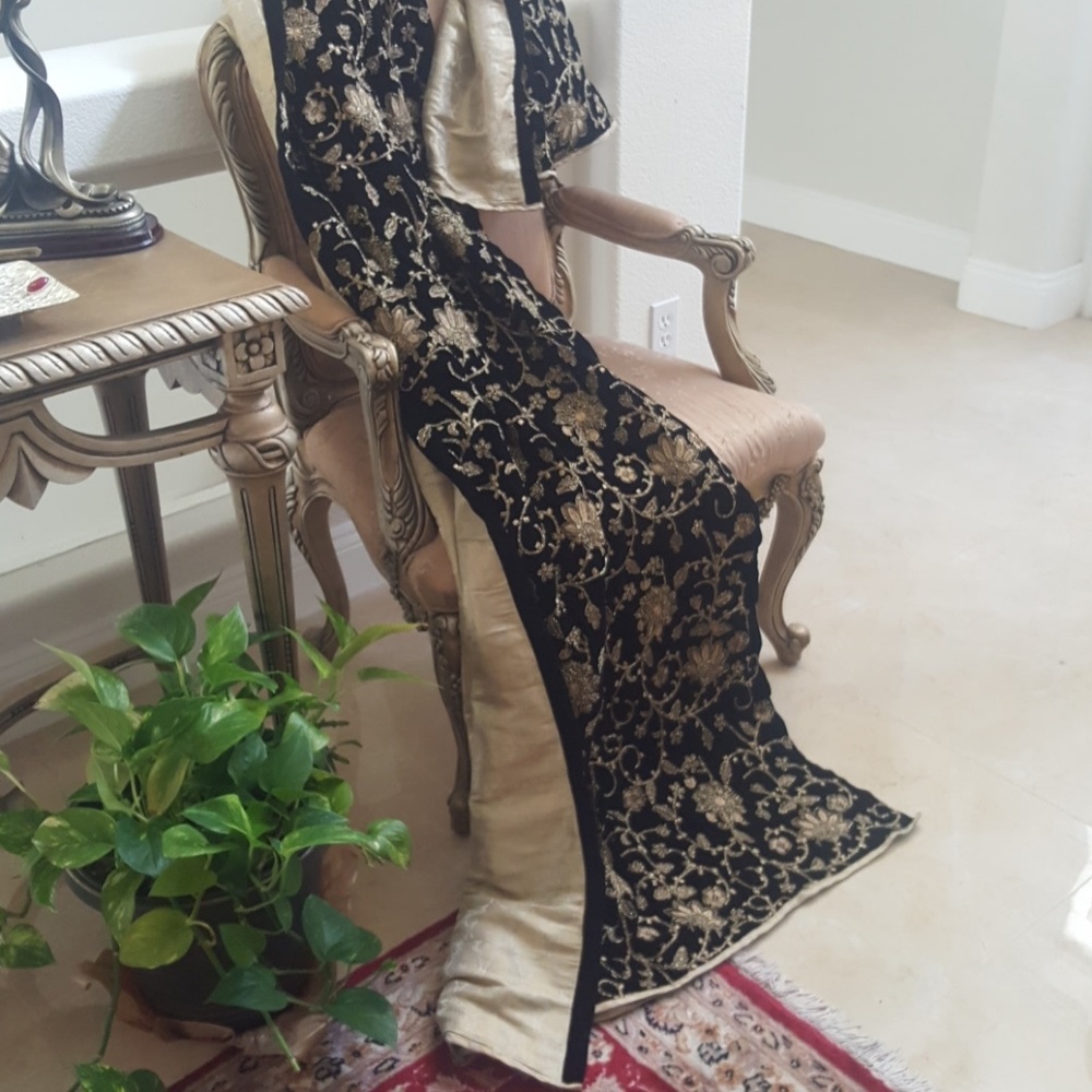 Gorgeous velvet shawl/Throw